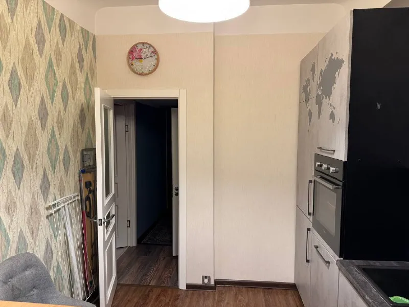 Ищу соседку🔎 м. Пролетарская7️⃣ сдается уютная комната в 2-комнатной квартире, расположенной. 📍адрес: 2-я дубровская улица, 4 основные характеристики: • площадь комнаты: 14 м² есть вся необходимая мебель и бытовая техника: кух. Плита, стиральная машина, холодильник, чайник, микроволновая печь, вертикальный пылесос, гладильная доска, сушилка для белья. • совместное пользование кухней и ванной 💳цена: 39.000₽/месяц. Без залога. О районе: квартира находится в удобном районе с развитой инфраструктурой. Рядом находятся магазины, остановки общественного транспорта, парки и другие удобства. Квартира находится в 5 минутах ходьбы от м. Пролетарская 💌telegram: @kuuuuuuz +7-917-565-35-19 - фотография - 2