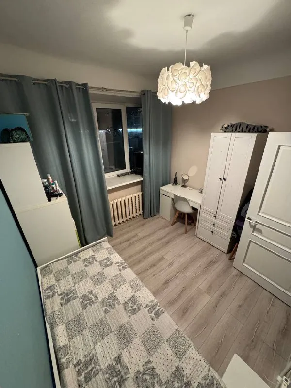 Ищу соседку🔎 м. Пролетарская7️⃣ сдается уютная комната в 2-комнатной квартире, расположенной. 📍адрес: 2-я дубровская улица, 4 основные характеристики: • площадь комнаты: 14 м² есть вся необходимая мебель и бытовая техника: кух. Плита, стиральная машина, холодильник, чайник, микроволновая печь, вертикальный пылесос, гладильная доска, сушилка для белья. • совместное пользование кухней и ванной 💳цена: 39.000₽/месяц. Без залога. О районе: квартира находится в удобном районе с развитой инфраструктурой. Рядом находятся магазины, остановки общественного транспорта, парки и другие удобства. Квартира находится в 5 минутах ходьбы от м. Пролетарская 💌telegram: @kuuuuuuz +7-917-565-35-19 - фотография - 3