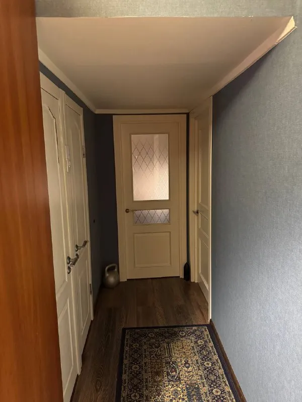 Ищу соседку🔎 м. Пролетарская7️⃣ сдается уютная комната в 2-комнатной квартире, расположенной. 📍адрес: 2-я дубровская улица, 4 основные характеристики: • площадь комнаты: 14 м² есть вся необходимая мебель и бытовая техника: кух. Плита, стиральная машина, холодильник, чайник, микроволновая печь, вертикальный пылесос, гладильная доска, сушилка для белья. • совместное пользование кухней и ванной 💳цена: 39.000₽/месяц. Без залога. О районе: квартира находится в удобном районе с развитой инфраструктурой. Рядом находятся магазины, остановки общественного транспорта, парки и другие удобства. Квартира находится в 5 минутах ходьбы от м. Пролетарская 💌telegram: @kuuuuuuz +7-917-565-35-19 - фотография - 5