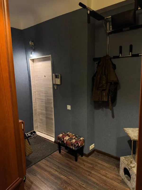 Ищу соседку🔎 м. Пролетарская7️⃣ сдается уютная комната в 2-комнатной квартире, расположенной. 📍адрес: 2-я дубровская улица, 4 основные характеристики: • площадь комнаты: 14 м² есть вся необходимая мебель и бытовая техника: кух. Плита, стиральная машина, холодильник, чайник, микроволновая печь, вертикальный пылесос, гладильная доска, сушилка для белья. • совместное пользование кухней и ванной 💳цена: 39.000₽/месяц. Без залога. О районе: квартира находится в удобном районе с развитой инфраструктурой. Рядом находятся магазины, остановки общественного транспорта, парки и другие удобства. Квартира находится в 5 минутах ходьбы от м. Пролетарская 💌telegram: @kuuuuuuz +7-917-565-35-19 - фотография - 6