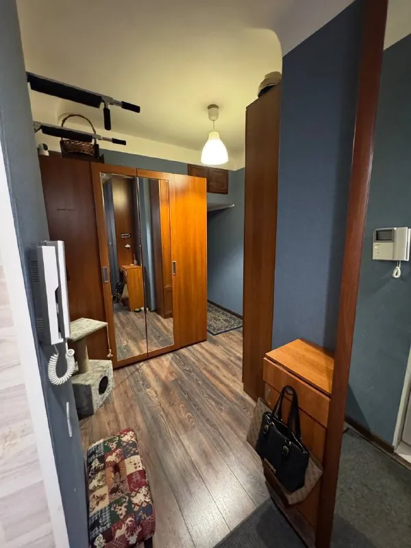 Ищу соседку🔎 м. Пролетарская7️⃣ сдается уютная комната в 2-комнатной квартире, расположенной. 📍адрес: 2-я дубровская улица, 4 основные характеристики: • площадь комнаты: 14 м² есть вся необходимая мебель и бытовая техника: кух. Плита, стиральная машина, холодильник, чайник, микроволновая печь, вертикальный пылесос, гладильная доска, сушилка для белья. • совместное пользование кухней и ванной 💳цена: 39.000₽/месяц. Без залога. О районе: квартира находится в удобном районе с развитой инфраструктурой. Рядом находятся магазины, остановки общественного транспорта, парки и другие удобства. Квартира находится в 5 минутах ходьбы от м. Пролетарская 💌telegram: @kuuuuuuz +7-917-565-35-19 - фотография - 7