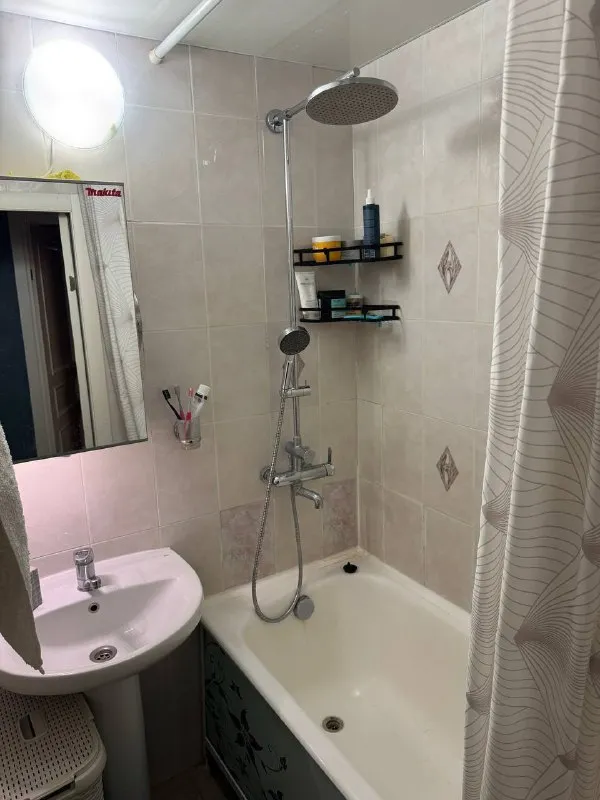 Ищу соседку🔎 м. Пролетарская7️⃣ сдается уютная комната в 2-комнатной квартире, расположенной. 📍адрес: 2-я дубровская улица, 4 основные характеристики: • площадь комнаты: 14 м² есть вся необходимая мебель и бытовая техника: кух. Плита, стиральная машина, холодильник, чайник, микроволновая печь, вертикальный пылесос, гладильная доска, сушилка для белья. • совместное пользование кухней и ванной 💳цена: 39.000₽/месяц. Без залога. О районе: квартира находится в удобном районе с развитой инфраструктурой. Рядом находятся магазины, остановки общественного транспорта, парки и другие удобства. Квартира находится в 5 минутах ходьбы от м. Пролетарская 💌telegram: @kuuuuuuz +7-917-565-35-19 - фотография - 8