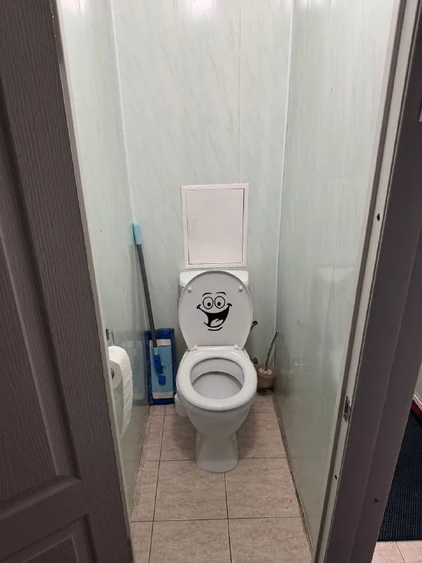 Ищу соседку🔎 м. Пролетарская7️⃣ сдается уютная комната в 2-комнатной квартире, расположенной. 📍адрес: 2-я дубровская улица, 4 основные характеристики: • площадь комнаты: 14 м² есть вся необходимая мебель и бытовая техника: кух. Плита, стиральная машина, холодильник, чайник, микроволновая печь, вертикальный пылесос, гладильная доска, сушилка для белья. • совместное пользование кухней и ванной 💳цена: 39.000₽/месяц. Без залога. О районе: квартира находится в удобном районе с развитой инфраструктурой. Рядом находятся магазины, остановки общественного транспорта, парки и другие удобства. Квартира находится в 5 минутах ходьбы от м. Пролетарская 💌telegram: @kuuuuuuz +7-917-565-35-19 - фотография - 9