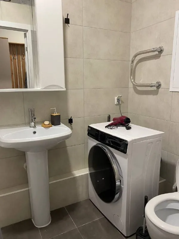 Студия🏙️ м. Пятницкая шоссе3️⃣ сзао, м. Пятницкое шоссе, 10 минут пешком от метро. 📍адрес: пятницкое шоссе, 56б студия, 23 м², вид на город. Сдам на длительный срок от 6 месяцев. Всё для комфортного проживания имеется, постельное бельё хлопок, кровать аскона, матрас премиум аскона, средней жёсткости. Посудомоечная машина, холодильник, телевизор диагональ 43, микроволновка, плита, чайник, фен, полотенца, посуда, постельное бельë, кровать аскона, матрас аскона анатомический serta atlanta medium, гладильная доска, утюг * при заселении необходимо предоставить паспорт рф; * залог возвращается при выселении, при условии сохранности и целостности, чистоте. *максимальная вместимость - 2 человека, строго - некурящим, неупотребляющим. *с маленькими детьми будет некомфортно, нет дополнительных безопасных условий. *животные - по согласованию, возможна доплата, увеличение залога. 💳цена: 50.000₽/месяц (ку счётчики + интернет отдельно), залог 100%, возвращается при выезде. На короткий срок от 7 ночей 3.000₽/ночь; новогодние праздники от 4.000₽-5.500₽/ночь от 3 ночей; 💌пожалуйста, пишите пару слов о себе: +7-903-561-20-21, whatsapp - фотография - 5