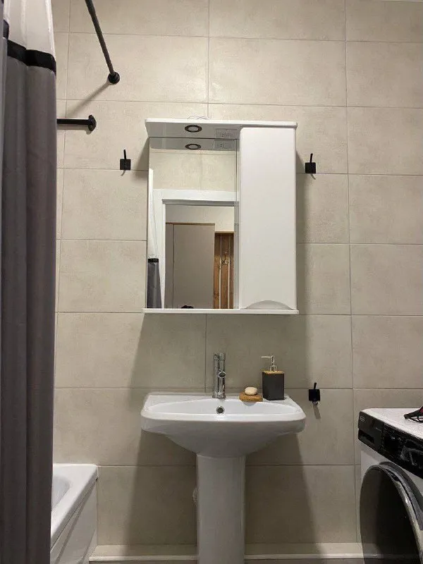 Студия🏙️ м. Пятницкая шоссе3️⃣ сзао, м. Пятницкое шоссе, 10 минут пешком от метро. 📍адрес: пятницкое шоссе, 56б студия, 23 м², вид на город. Сдам на длительный срок от 6 месяцев. Всё для комфортного проживания имеется, постельное бельё хлопок, кровать аскона, матрас премиум аскона, средней жёсткости. Посудомоечная машина, холодильник, телевизор диагональ 43, микроволновка, плита, чайник, фен, полотенца, посуда, постельное бельë, кровать аскона, матрас аскона анатомический serta atlanta medium, гладильная доска, утюг * при заселении необходимо предоставить паспорт рф; * залог возвращается при выселении, при условии сохранности и целостности, чистоте. *максимальная вместимость - 2 человека, строго - некурящим, неупотребляющим. *с маленькими детьми будет некомфортно, нет дополнительных безопасных условий. *животные - по согласованию, возможна доплата, увеличение залога. 💳цена: 50.000₽/месяц (ку счётчики + интернет отдельно), залог 100%, возвращается при выезде. На короткий срок от 7 ночей 3.000₽/ночь; новогодние праздники от 4.000₽-5.500₽/ночь от 3 ночей; 💌пожалуйста, пишите пару слов о себе: +7-903-561-20-21, whatsapp - фотография - 7