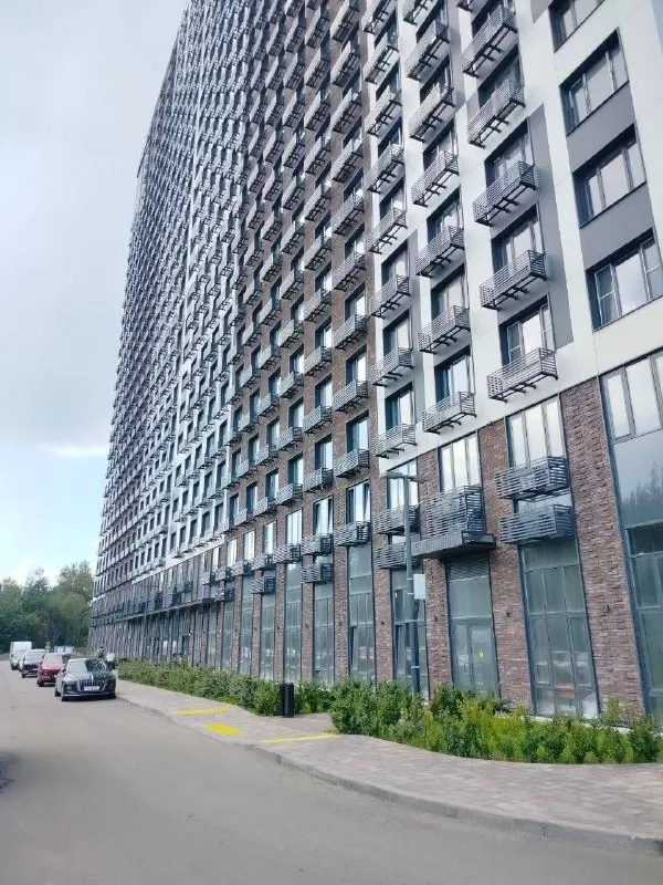 Студия🏙️ м. Пятницкая шоссе3️⃣ сзао, м. Пятницкое шоссе, 10 минут пешком от метро. 📍адрес: пятницкое шоссе, 56б студия, 23 м², вид на город. Сдам на длительный срок от 6 месяцев. Всё для комфортного проживания имеется, постельное бельё хлопок, кровать аскона, матрас премиум аскона, средней жёсткости. Посудомоечная машина, холодильник, телевизор диагональ 43, микроволновка, плита, чайник, фен, полотенца, посуда, постельное бельë, кровать аскона, матрас аскона анатомический serta atlanta medium, гладильная доска, утюг * при заселении необходимо предоставить паспорт рф; * залог возвращается при выселении, при условии сохранности и целостности, чистоте. *максимальная вместимость - 2 человека, строго - некурящим, неупотребляющим. *с маленькими детьми будет некомфортно, нет дополнительных безопасных условий. *животные - по согласованию, возможна доплата, увеличение залога. 💳цена: 50.000₽/месяц (ку счётчики + интернет отдельно), залог 100%, возвращается при выезде. На короткий срок от 7 ночей 3.000₽/ночь; новогодние праздники от 4.000₽-5.500₽/ночь от 3 ночей; 💌пожалуйста, пишите пару слов о себе: +7-903-561-20-21, whatsapp - фотография - 9