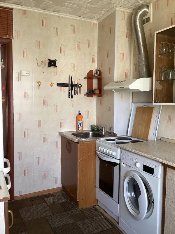 Комната🏙️ м. Зябликово1️⃣ сдаётся комната в 3-к квартире. 📍адрес: ясеневая, 41к3 метро: зябликово и красногвардейская (400 м-пешая доступность) все комнаты сдаются, пока свободны, одна комната-с балконом, можно выбрать. Тихий спальный район. Уютная чистая квартира после ремонта. Есть все необходимое для комфортного проживания: + общая площадь 65 м² + площадь комнаты 18 м², этаж 9 + косметический ремонт + вся необходимая мебель + санузел раздельный + кухня 10 м², полностью укомплектованная + холодильник + стиральная машина + свч + вытяжка + пылесос + утюг 💳цена: 26.000₽ + счётчики + залог можно разбить на 2 платежа. Рассмотрим всех желающих, без животных и маленьких детей. 💌пишите, пожалуйста, на whatsapp или звоните: +7-903-247-04-05 @tatyanabuben4ik - фотография - 4