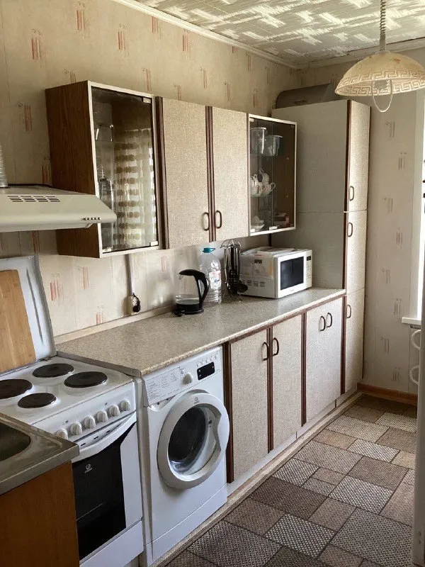 Комната🏙️ м. Зябликово1️⃣ сдаётся комната в 3-к квартире. 📍адрес: ясеневая, 41к3 метро: зябликово и красногвардейская (400 м-пешая доступность) все комнаты сдаются, пока свободны, одна комната-с балконом, можно выбрать. Тихий спальный район. Уютная чистая квартира после ремонта. Есть все необходимое для комфортного проживания: + общая площадь 65 м² + площадь комнаты 18 м², этаж 9 + косметический ремонт + вся необходимая мебель + санузел раздельный + кухня 10 м², полностью укомплектованная + холодильник + стиральная машина + свч + вытяжка + пылесос + утюг 💳цена: 26.000₽ + счётчики + залог можно разбить на 2 платежа. Рассмотрим всех желающих, без животных и маленьких детей. 💌пишите, пожалуйста, на whatsapp или звоните: +7-903-247-04-05 @tatyanabuben4ik - фотография - 6