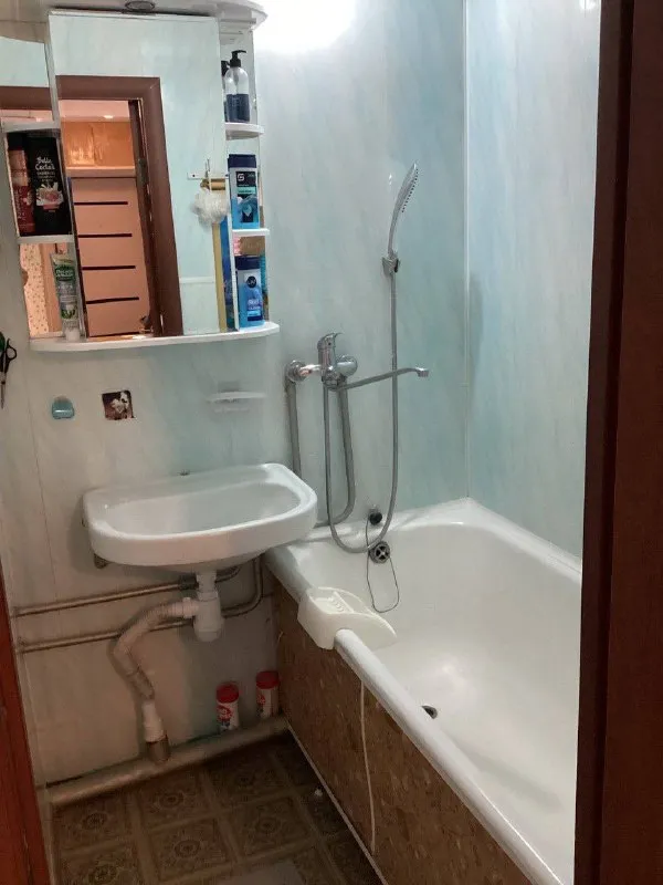 Комната🏙️ м. Зябликово1️⃣ сдаётся комната в 3-к квартире. 📍адрес: ясеневая, 41к3 метро: зябликово и красногвардейская (400 м-пешая доступность) все комнаты сдаются, пока свободны, одна комната-с балконом, можно выбрать. Тихий спальный район. Уютная чистая квартира после ремонта. Есть все необходимое для комфортного проживания: + общая площадь 65 м² + площадь комнаты 18 м², этаж 9 + косметический ремонт + вся необходимая мебель + санузел раздельный + кухня 10 м², полностью укомплектованная + холодильник + стиральная машина + свч + вытяжка + пылесос + утюг 💳цена: 26.000₽ + счётчики + залог можно разбить на 2 платежа. Рассмотрим всех желающих, без животных и маленьких детей. 💌пишите, пожалуйста, на whatsapp или звоните: +7-903-247-04-05 @tatyanabuben4ik - фотография - 9