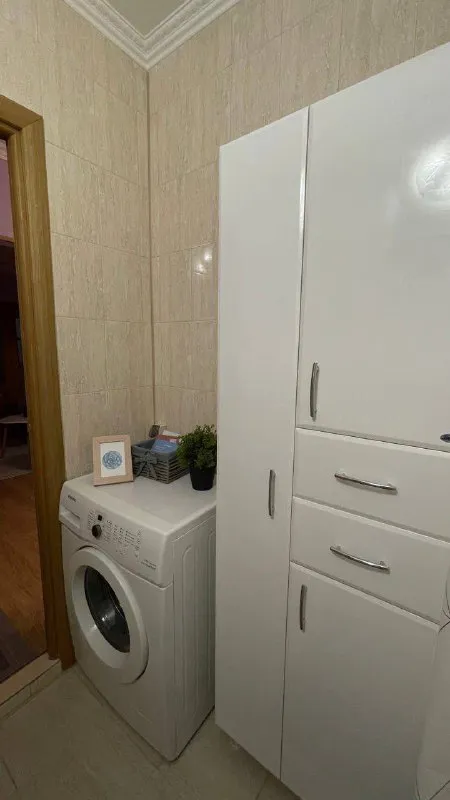 Место в комнате🏙️ м. Медведково6️⃣ место для девушки в комнате с балконом. М. Медведково (10 минут пешком). 📍адрес: проезд шокальского 39к2 комната рассчитана на проживание 2 девушек. 💳аренда места: 25.000₽ в месяц + оплата коммунальных платежей квартира рассчитана на проживание 4 девушек - уютная и солнечная в тихом районе города. - в нашем пространстве есть все необходимое для комфортного проживания (современная бытовая техника, кухонная утварь, скоростной интернет, проектор smarttv для просмотра фильмов по вечерам). Раздельный санузел с ванной комнатой. - еженедельный клининг и административное решение бытовых вопросов 🫶 - а окна комнаты выходят на зеленый двор 📌 мы ищем: соседку, которая ведет здоровый образ жизни, увлекается спортом или творчеством, растет в своем деле и с оптимизмом смотрит в будущее. Если это про тебя - заглядывай на просмотр за чашечкой чая ☕️ рассматриваем только длительную аренду. 💌задать вопрос или забронировать объект: @vcolivinge - фотография - 10