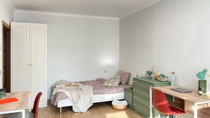 Место в комнате🏙️ м. Медведково6️⃣ место для девушки в комнате с балконом. М. Медведково (10 минут пешком). 📍адрес: проезд шокальского 39к2 комната рассчитана на проживание 2 девушек. 💳аренда места: 25.000₽ в месяц + оплата коммунальных платежей квартира рассчитана на проживание 4 девушек - уютная и солнечная в тихом районе города. - в нашем пространстве есть все необходимое для комфортного проживания (современная бытовая техника, кухонная утварь, скоростной интернет, проектор smarttv для просмотра фильмов по вечерам). Раздельный санузел с ванной комнатой. - еженедельный клининг и административное решение бытовых вопросов 🫶 - а окна комнаты выходят на зеленый двор 📌 мы ищем: соседку, которая ведет здоровый образ жизни, увлекается спортом или творчеством, растет в своем деле и с оптимизмом смотрит в будущее. Если это про тебя - заглядывай на просмотр за чашечкой чая ☕️ рассматриваем только длительную аренду. 💌задать вопрос или забронировать объект: @vcolivinge - фотография - 2