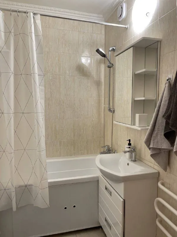 Место в комнате🏙️ м. Медведково6️⃣ место для девушки в комнате с балконом. М. Медведково (10 минут пешком). 📍адрес: проезд шокальского 39к2 комната рассчитана на проживание 2 девушек. 💳аренда места: 25.000₽ в месяц + оплата коммунальных платежей квартира рассчитана на проживание 4 девушек - уютная и солнечная в тихом районе города. - в нашем пространстве есть все необходимое для комфортного проживания (современная бытовая техника, кухонная утварь, скоростной интернет, проектор smarttv для просмотра фильмов по вечерам). Раздельный санузел с ванной комнатой. - еженедельный клининг и административное решение бытовых вопросов 🫶 - а окна комнаты выходят на зеленый двор 📌 мы ищем: соседку, которая ведет здоровый образ жизни, увлекается спортом или творчеством, растет в своем деле и с оптимизмом смотрит в будущее. Если это про тебя - заглядывай на просмотр за чашечкой чая ☕️ рассматриваем только длительную аренду. 💌задать вопрос или забронировать объект: @vcolivinge - фотография - 9