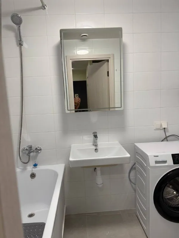 3-к квартира🏙️ м. Саларьево1️⃣ сдается 3-комнатная квартира (2 изолированные комнаты и большая кухня-гостиная) на 18 этаже. 📍адрес: большое понизовье, 8 квартира сдаётся впервые, имеется вся необходимая мебель и техника: посудомоечная машина, стиральная машина, холодильник, духовка, плита, микроволновая печь, телевизор. Условия: можно с детьми; без животных; только гражданам рф. 💳стоимость: 90.000₽/месяц + коммуналка полная квитанция; залог — 60.000₽ (можно разбить на 2 платежа) 💌обращаться: @ekaterinadegtyareva - фотография - 10