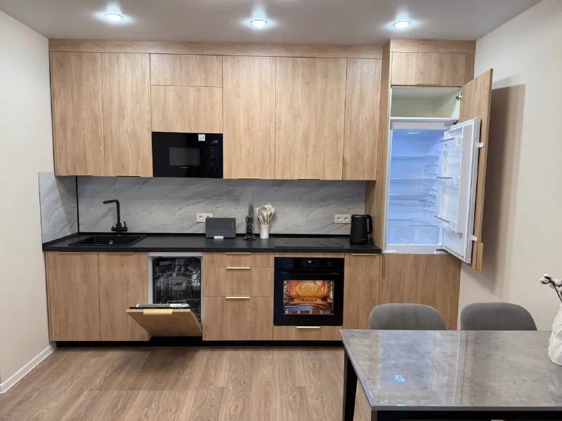 3-к квартира🏙️ м. Саларьево1️⃣ сдается 3-комнатная квартира (2 изолированные комнаты и большая кухня-гостиная) на 18 этаже. 📍адрес: большое понизовье, 8 квартира сдаётся впервые, имеется вся необходимая мебель и техника: посудомоечная машина, стиральная машина, холодильник, духовка, плита, микроволновая печь, телевизор. Условия: можно с детьми; без животных; только гражданам рф. 💳стоимость: 90.000₽/месяц + коммуналка полная квитанция; залог — 60.000₽ (можно разбить на 2 платежа) 💌обращаться: @ekaterinadegtyareva - фотография - 2