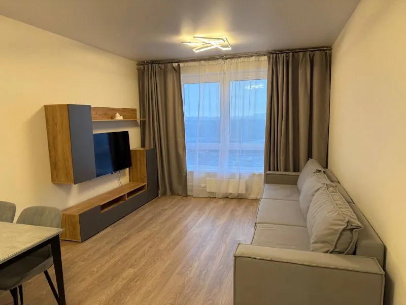 3-к квартира🏙️ м. Саларьево1️⃣ сдается 3-комнатная квартира (2 изолированные комнаты и большая кухня-гостиная) на 18 этаже. 📍адрес: большое понизовье, 8 квартира сдаётся впервые, имеется вся необходимая мебель и техника: посудомоечная машина, стиральная машина, холодильник, духовка, плита, микроволновая печь, телевизор. Условия: можно с детьми; без животных; только гражданам рф. 💳стоимость: 90.000₽/месяц + коммуналка полная квитанция; залог — 60.000₽ (можно разбить на 2 платежа) 💌обращаться: @ekaterinadegtyareva - фотография - 3