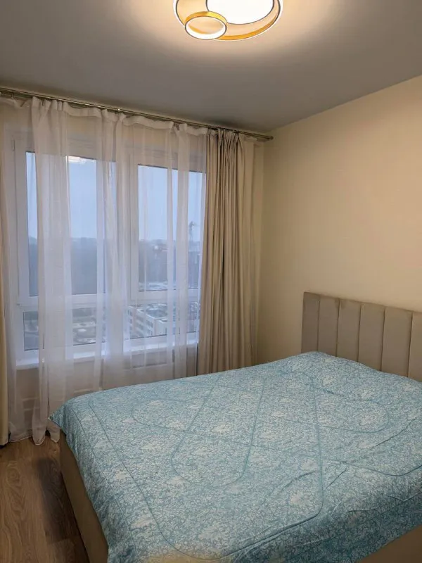 3-к квартира🏙️ м. Саларьево1️⃣ сдается 3-комнатная квартира (2 изолированные комнаты и большая кухня-гостиная) на 18 этаже. 📍адрес: большое понизовье, 8 квартира сдаётся впервые, имеется вся необходимая мебель и техника: посудомоечная машина, стиральная машина, холодильник, духовка, плита, микроволновая печь, телевизор. Условия: можно с детьми; без животных; только гражданам рф. 💳стоимость: 90.000₽/месяц + коммуналка полная квитанция; залог — 60.000₽ (можно разбить на 2 платежа) 💌обращаться: @ekaterinadegtyareva - фотография - 4