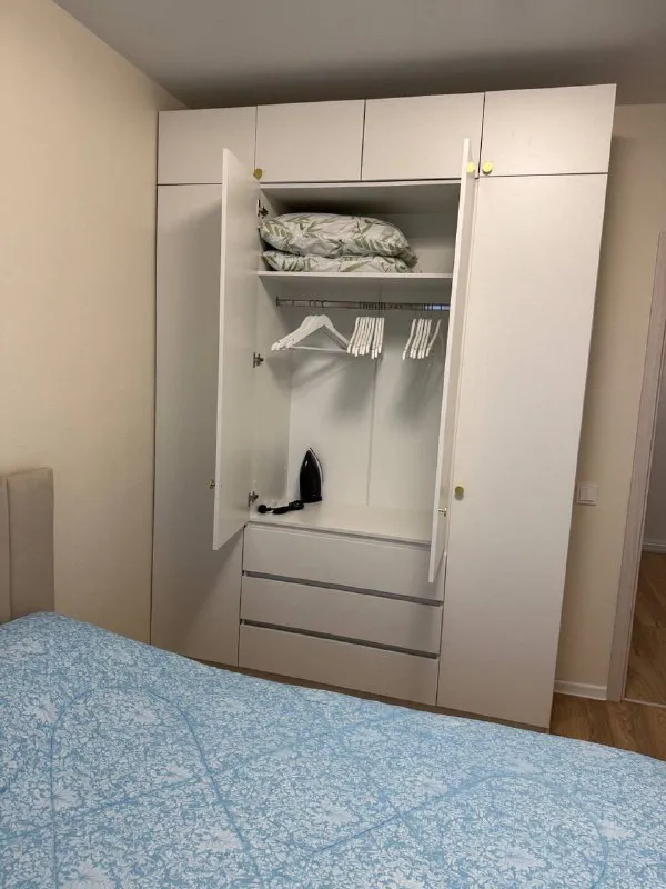 3-к квартира🏙️ м. Саларьево1️⃣ сдается 3-комнатная квартира (2 изолированные комнаты и большая кухня-гостиная) на 18 этаже. 📍адрес: большое понизовье, 8 квартира сдаётся впервые, имеется вся необходимая мебель и техника: посудомоечная машина, стиральная машина, холодильник, духовка, плита, микроволновая печь, телевизор. Условия: можно с детьми; без животных; только гражданам рф. 💳стоимость: 90.000₽/месяц + коммуналка полная квитанция; залог — 60.000₽ (можно разбить на 2 платежа) 💌обращаться: @ekaterinadegtyareva - фотография - 5