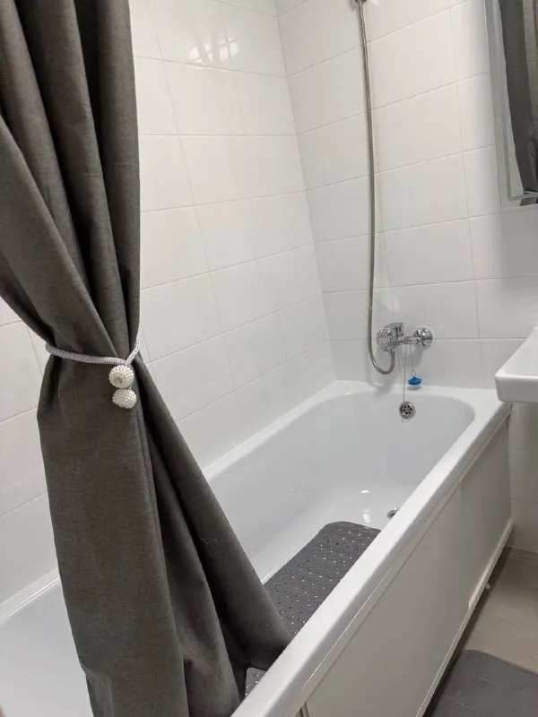 3-к квартира🏙️ м. Саларьево1️⃣ сдается 3-комнатная квартира (2 изолированные комнаты и большая кухня-гостиная) на 18 этаже. 📍адрес: большое понизовье, 8 квартира сдаётся впервые, имеется вся необходимая мебель и техника: посудомоечная машина, стиральная машина, холодильник, духовка, плита, микроволновая печь, телевизор. Условия: можно с детьми; без животных; только гражданам рф. 💳стоимость: 90.000₽/месяц + коммуналка полная квитанция; залог — 60.000₽ (можно разбить на 2 платежа) 💌обращаться: @ekaterinadegtyareva - фотография - 8