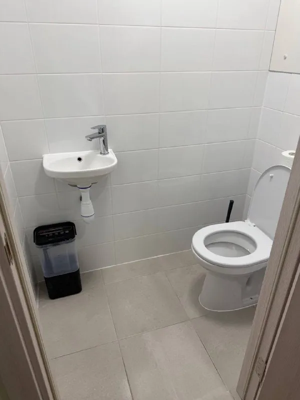 3-к квартира🏙️ м. Саларьево1️⃣ сдается 3-комнатная квартира (2 изолированные комнаты и большая кухня-гостиная) на 18 этаже. 📍адрес: большое понизовье, 8 квартира сдаётся впервые, имеется вся необходимая мебель и техника: посудомоечная машина, стиральная машина, холодильник, духовка, плита, микроволновая печь, телевизор. Условия: можно с детьми; без животных; только гражданам рф. 💳стоимость: 90.000₽/месяц + коммуналка полная квитанция; залог — 60.000₽ (можно разбить на 2 платежа) 💌обращаться: @ekaterinadegtyareva - фотография - 9