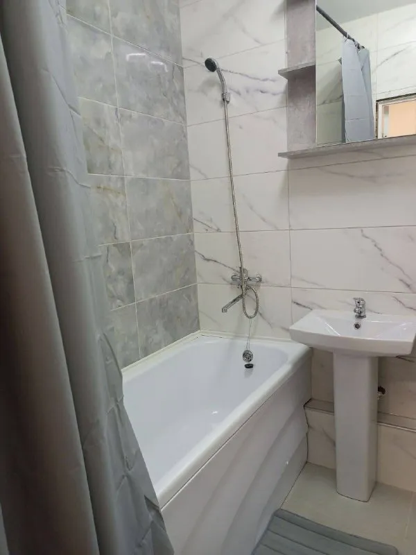 1-к квартира🏙️ д. Ватутинки впервые сдается однокомнатная квартира площадью 32.8 м², расположенная на 13 этаже. 📍адрес: ватутинки, улица генерала пилипенко, дом 1/1 (новая москва). Квартира выполнена в современном стиле с дизайнерским ремонтом, который сочетает в себе комфорт и функциональность. Пространство продумано до мелочей, чтобы создать атмосферу уюта и гармонии. Полностью укомплектована необходимой мебелью и техникой для комфортного проживания-холодильник, варочная поверхность, плита, стир. Машинка, кондиционер, чайник, свч. Особенностью квартиры является наличие отдельной гардеробной, что позволяет удобно организовать хранение вещей и поддерживать порядок в доме. Рассмотрим арендаторов без вредных привычек, платежеспособных и аккуратных, граждан рф, без животных. 💳цена: 45.000₽ + ку, залог 45.000₽. 💌контакт: +7-912-043-80-56, елизавета - фотография - 5