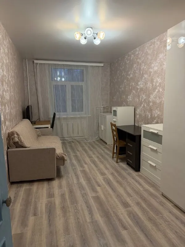 2-к квартира🏙️ п. Архангельское сдается 2-комнатная квартира в поселке архангельское, красногорский район, московская область (адрес: поселок архангельское 12). 🌳 рядом с домом находится музей-заповедник архангельское, несколько продуктовых магазинов. В пешей доступности гипермаркет глобус и лемана про. 🚌 рядом с домом находится автобусная остановка, с которой можно за 15 минут добраться до платформы павшино (мцд), до станций метро волоколамская, тушинская, строгино. Также, в пешей доступности (25 минут) находится платформа красногорская (мцд). Удобный выезд на новорижское шоссе. 🚊 в ближайшее время планируется строительство станции метро рублево-архангельской линии. Время в пути до мкад от дома составляет 5-10 минут на автомобиле. ✔️ в квартире выполнен качественный ремонт и есть все необходимое для комфортного проживания. Предпочтительно, хотелось бы сдать квартиру семье. 💳стоимость аренды: 60.000₽/мес (коммунальные платежи включены в стоимость). Залог: 60.000₽ 💌telegram: @fullbatt - фотография - 2