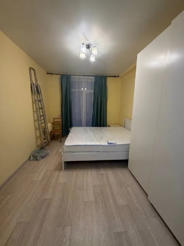 2-к квартира🏙️ п. Архангельское сдается 2-комнатная квартира в поселке архангельское, красногорский район, московская область (адрес: поселок архангельское 12). 🌳 рядом с домом находится музей-заповедник архангельское, несколько продуктовых магазинов. В пешей доступности гипермаркет глобус и лемана про. 🚌 рядом с домом находится автобусная остановка, с которой можно за 15 минут добраться до платформы павшино (мцд), до станций метро волоколамская, тушинская, строгино. Также, в пешей доступности (25 минут) находится платформа красногорская (мцд). Удобный выезд на новорижское шоссе. 🚊 в ближайшее время планируется строительство станции метро рублево-архангельской линии. Время в пути до мкад от дома составляет 5-10 минут на автомобиле. ✔️ в квартире выполнен качественный ремонт и есть все необходимое для комфортного проживания. Предпочтительно, хотелось бы сдать квартиру семье. 💳стоимость аренды: 60.000₽/мес (коммунальные платежи включены в стоимость). Залог: 60.000₽ 💌telegram: @fullbatt - фотография - 3