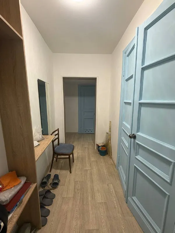 2-к квартира🏙️ п. Архангельское сдается 2-комнатная квартира в поселке архангельское, красногорский район, московская область (адрес: поселок архангельское 12). 🌳 рядом с домом находится музей-заповедник архангельское, несколько продуктовых магазинов. В пешей доступности гипермаркет глобус и лемана про. 🚌 рядом с домом находится автобусная остановка, с которой можно за 15 минут добраться до платформы павшино (мцд), до станций метро волоколамская, тушинская, строгино. Также, в пешей доступности (25 минут) находится платформа красногорская (мцд). Удобный выезд на новорижское шоссе. 🚊 в ближайшее время планируется строительство станции метро рублево-архангельской линии. Время в пути до мкад от дома составляет 5-10 минут на автомобиле. ✔️ в квартире выполнен качественный ремонт и есть все необходимое для комфортного проживания. Предпочтительно, хотелось бы сдать квартиру семье. 💳стоимость аренды: 60.000₽/мес (коммунальные платежи включены в стоимость). Залог: 60.000₽ 💌telegram: @fullbatt - фотография - 4