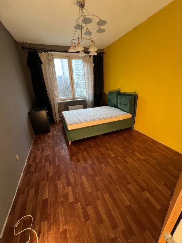 Комната🏙️ м. Речной вокзал2️⃣ сдаётся одна из 2-х комнат в 3-х комнатной квартире на длительный срок. Т. Е. Любая комната на выбор. Третья комната будет всегда пустой, для гостей, вещей, а также мы всегда в ней гладили вещи. 📍адрес: м. Речной вокзал, фестивальная, 30к2, 5 этаж. Размеры комнат: жёлтая - 13 м² (преимущественно заселиться в неё): 4,2 х 3,1 метра, 2.8 - высота потолка зелёная - 12 м²: 3,95 х 3,05 метра, 2.8 - высота потолка очень просторная, светлая квартира в тихом районе со всей нужной инфраструктурой рядом. До метро на автобусе 10-15 минут. Можно конечно пешком, но это когда никуда не спешишь. В зелёной комнате есть балкон, но так как эта комната для гостей, то у нас там лежат вещи и сумки. Также в можем договориться и в зелёной комнате поставить ваш стол для работы и соответственно можно в ней работать. В доме есть общий балкон большой, где курят. Я сам живу в данной квартире 8-9 лет. Хозяин появляется раз в год и не беспокоит вообще. По бокам от квартиры никто не живёт, только соседи сверху есть и снизу. В жёлтой комнате кровать зеленая от прошлого хозяина, можно у него её купить либо же привезти свою и поставить. Скажу ещё, что если немного заморочиться, повесив красивые шторы и немного мебели, то выглядеть будет афигенно, как и моя комната. 💳по цене: 30.000₽ + 2.500₽ счетчики и интернет (примерно) заехать можно уже сейчас 💌telegram: @by_one_cat - фотография - 4