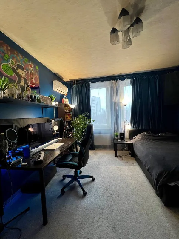 Комната🏙️ м. Речной вокзал2️⃣ сдаётся одна из 2-х комнат в 3-х комнатной квартире на длительный срок. Т. Е. Любая комната на выбор. Третья комната будет всегда пустой, для гостей, вещей, а также мы всегда в ней гладили вещи. 📍адрес: м. Речной вокзал, фестивальная, 30к2, 5 этаж. Размеры комнат: жёлтая - 13 м² (преимущественно заселиться в неё): 4,2 х 3,1 метра, 2.8 - высота потолка зелёная - 12 м²: 3,95 х 3,05 метра, 2.8 - высота потолка очень просторная, светлая квартира в тихом районе со всей нужной инфраструктурой рядом. До метро на автобусе 10-15 минут. Можно конечно пешком, но это когда никуда не спешишь. В зелёной комнате есть балкон, но так как эта комната для гостей, то у нас там лежат вещи и сумки. Также в можем договориться и в зелёной комнате поставить ваш стол для работы и соответственно можно в ней работать. В доме есть общий балкон большой, где курят. Я сам живу в данной квартире 8-9 лет. Хозяин появляется раз в год и не беспокоит вообще. По бокам от квартиры никто не живёт, только соседи сверху есть и снизу. В жёлтой комнате кровать зеленая от прошлого хозяина, можно у него её купить либо же привезти свою и поставить. Скажу ещё, что если немного заморочиться, повесив красивые шторы и немного мебели, то выглядеть будет афигенно, как и моя комната. 💳по цене: 30.000₽ + 2.500₽ счетчики и интернет (примерно) заехать можно уже сейчас 💌telegram: @by_one_cat - фотография - 6