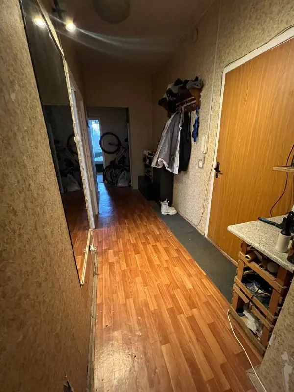 Комната🏙️ м. Речной вокзал2️⃣ сдаётся одна из 2-х комнат в 3-х комнатной квартире на длительный срок. Т. Е. Любая комната на выбор. Третья комната будет всегда пустой, для гостей, вещей, а также мы всегда в ней гладили вещи. 📍адрес: м. Речной вокзал, фестивальная, 30к2, 5 этаж. Размеры комнат: жёлтая - 13 м² (преимущественно заселиться в неё): 4,2 х 3,1 метра, 2.8 - высота потолка зелёная - 12 м²: 3,95 х 3,05 метра, 2.8 - высота потолка очень просторная, светлая квартира в тихом районе со всей нужной инфраструктурой рядом. До метро на автобусе 10-15 минут. Можно конечно пешком, но это когда никуда не спешишь. В зелёной комнате есть балкон, но так как эта комната для гостей, то у нас там лежат вещи и сумки. Также в можем договориться и в зелёной комнате поставить ваш стол для работы и соответственно можно в ней работать. В доме есть общий балкон большой, где курят. Я сам живу в данной квартире 8-9 лет. Хозяин появляется раз в год и не беспокоит вообще. По бокам от квартиры никто не живёт, только соседи сверху есть и снизу. В жёлтой комнате кровать зеленая от прошлого хозяина, можно у него её купить либо же привезти свою и поставить. Скажу ещё, что если немного заморочиться, повесив красивые шторы и немного мебели, то выглядеть будет афигенно, как и моя комната. 💳по цене: 30.000₽ + 2.500₽ счетчики и интернет (примерно) заехать можно уже сейчас 💌telegram: @by_one_cat - фотография - 8