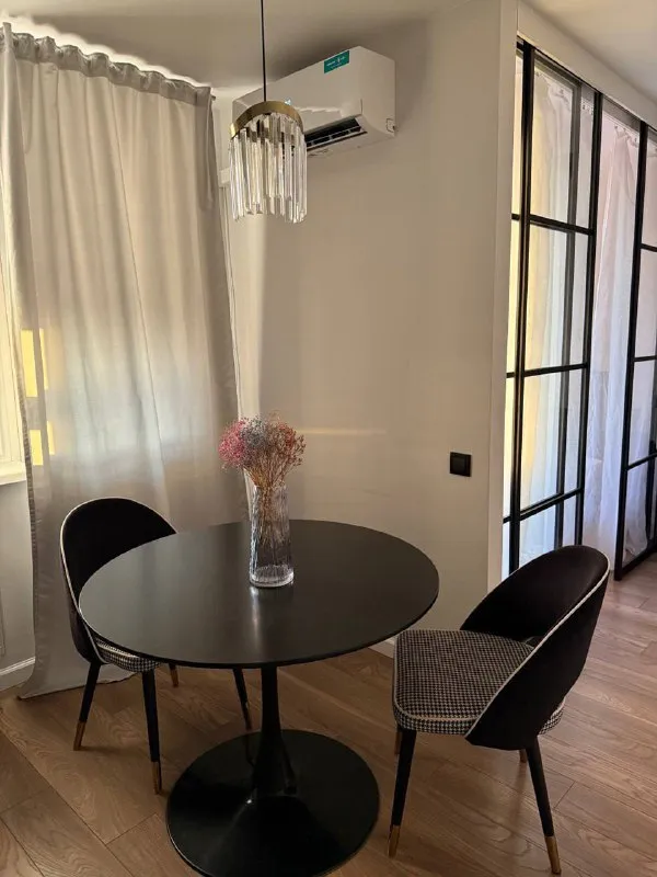 1-к квартира🏙️ мцд-1 сколково🚆 31,8 м² 📍адрес: московская область, одинцовский район, бульвар эйнштейна 1 сдается на продолжительный срок солнечная 1-но комнатная квартира. Солнце после обеда, очень красивые закаты. Есть вся необходимая мебель и техника (кондиционер, телевизор и пр). Вместительная гардеробная и лоджия. Спальня отгорожена стеклянной перегородкой. С окон открывается вид на тц 3 кита, на сколково (бц амальтея, орбион), минское шоссе и на парк трехгорку. В шаговой доступности сколтех, центральный парк, мещерский лес и др. Транспортная доступность. В 15 минутах ходьбы мцд сколково. Также можно за 8 минут дойти до остановки 3 кита и доехать до славянского бульвара, парка победы, мцк кутузовская, м. Киевская (до киевской около 20 минут). В жк есть подземная парковка, и все необходимые магазины: продуктовые, кофейни, салоны красоты, студия йоги и пр. 💳стоимость: 70.000₽/месяц + вода, электричество и интернет 💌telegram: @annakoch - фотография - 2