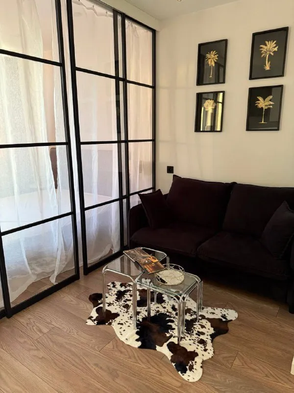 1-к квартира🏙️ мцд-1 сколково🚆 31,8 м² 📍адрес: московская область, одинцовский район, бульвар эйнштейна 1 сдается на продолжительный срок солнечная 1-но комнатная квартира. Солнце после обеда, очень красивые закаты. Есть вся необходимая мебель и техника (кондиционер, телевизор и пр). Вместительная гардеробная и лоджия. Спальня отгорожена стеклянной перегородкой. С окон открывается вид на тц 3 кита, на сколково (бц амальтея, орбион), минское шоссе и на парк трехгорку. В шаговой доступности сколтех, центральный парк, мещерский лес и др. Транспортная доступность. В 15 минутах ходьбы мцд сколково. Также можно за 8 минут дойти до остановки 3 кита и доехать до славянского бульвара, парка победы, мцк кутузовская, м. Киевская (до киевской около 20 минут). В жк есть подземная парковка, и все необходимые магазины: продуктовые, кофейни, салоны красоты, студия йоги и пр. 💳стоимость: 70.000₽/месяц + вода, электричество и интернет 💌telegram: @annakoch - фотография - 4