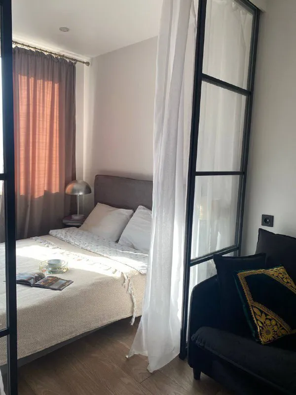 1-к квартира🏙️ мцд-1 сколково🚆 31,8 м² 📍адрес: московская область, одинцовский район, бульвар эйнштейна 1 сдается на продолжительный срок солнечная 1-но комнатная квартира. Солнце после обеда, очень красивые закаты. Есть вся необходимая мебель и техника (кондиционер, телевизор и пр). Вместительная гардеробная и лоджия. Спальня отгорожена стеклянной перегородкой. С окон открывается вид на тц 3 кита, на сколково (бц амальтея, орбион), минское шоссе и на парк трехгорку. В шаговой доступности сколтех, центральный парк, мещерский лес и др. Транспортная доступность. В 15 минутах ходьбы мцд сколково. Также можно за 8 минут дойти до остановки 3 кита и доехать до славянского бульвара, парка победы, мцк кутузовская, м. Киевская (до киевской около 20 минут). В жк есть подземная парковка, и все необходимые магазины: продуктовые, кофейни, салоны красоты, студия йоги и пр. 💳стоимость: 70.000₽/месяц + вода, электричество и интернет 💌telegram: @annakoch - фотография - 6