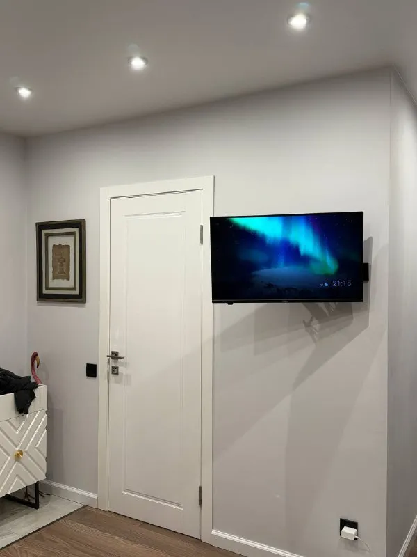 1-к квартира🏙️ мцд-1 сколково🚆 31,8 м² 📍адрес: московская область, одинцовский район, бульвар эйнштейна 1 сдается на продолжительный срок солнечная 1-но комнатная квартира. Солнце после обеда, очень красивые закаты. Есть вся необходимая мебель и техника (кондиционер, телевизор и пр). Вместительная гардеробная и лоджия. Спальня отгорожена стеклянной перегородкой. С окон открывается вид на тц 3 кита, на сколково (бц амальтея, орбион), минское шоссе и на парк трехгорку. В шаговой доступности сколтех, центральный парк, мещерский лес и др. Транспортная доступность. В 15 минутах ходьбы мцд сколково. Также можно за 8 минут дойти до остановки 3 кита и доехать до славянского бульвара, парка победы, мцк кутузовская, м. Киевская (до киевской около 20 минут). В жк есть подземная парковка, и все необходимые магазины: продуктовые, кофейни, салоны красоты, студия йоги и пр. 💳стоимость: 70.000₽/месяц + вода, электричество и интернет 💌telegram: @annakoch - фотография - 7