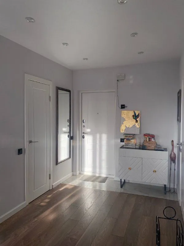 1-к квартира🏙️ мцд-1 сколково🚆 31,8 м² 📍адрес: московская область, одинцовский район, бульвар эйнштейна 1 сдается на продолжительный срок солнечная 1-но комнатная квартира. Солнце после обеда, очень красивые закаты. Есть вся необходимая мебель и техника (кондиционер, телевизор и пр). Вместительная гардеробная и лоджия. Спальня отгорожена стеклянной перегородкой. С окон открывается вид на тц 3 кита, на сколково (бц амальтея, орбион), минское шоссе и на парк трехгорку. В шаговой доступности сколтех, центральный парк, мещерский лес и др. Транспортная доступность. В 15 минутах ходьбы мцд сколково. Также можно за 8 минут дойти до остановки 3 кита и доехать до славянского бульвара, парка победы, мцк кутузовская, м. Киевская (до киевской около 20 минут). В жк есть подземная парковка, и все необходимые магазины: продуктовые, кофейни, салоны красоты, студия йоги и пр. 💳стоимость: 70.000₽/месяц + вода, электричество и интернет 💌telegram: @annakoch - фотография - 8