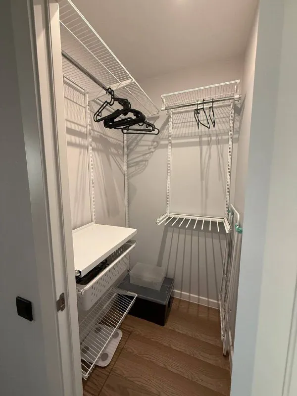 1-к квартира🏙️ мцд-1 сколково🚆 31,8 м² 📍адрес: московская область, одинцовский район, бульвар эйнштейна 1 сдается на продолжительный срок солнечная 1-но комнатная квартира. Солнце после обеда, очень красивые закаты. Есть вся необходимая мебель и техника (кондиционер, телевизор и пр). Вместительная гардеробная и лоджия. Спальня отгорожена стеклянной перегородкой. С окон открывается вид на тц 3 кита, на сколково (бц амальтея, орбион), минское шоссе и на парк трехгорку. В шаговой доступности сколтех, центральный парк, мещерский лес и др. Транспортная доступность. В 15 минутах ходьбы мцд сколково. Также можно за 8 минут дойти до остановки 3 кита и доехать до славянского бульвара, парка победы, мцк кутузовская, м. Киевская (до киевской около 20 минут). В жк есть подземная парковка, и все необходимые магазины: продуктовые, кофейни, салоны красоты, студия йоги и пр. 💳стоимость: 70.000₽/месяц + вода, электричество и интернет 💌telegram: @annakoch - фотография - 9