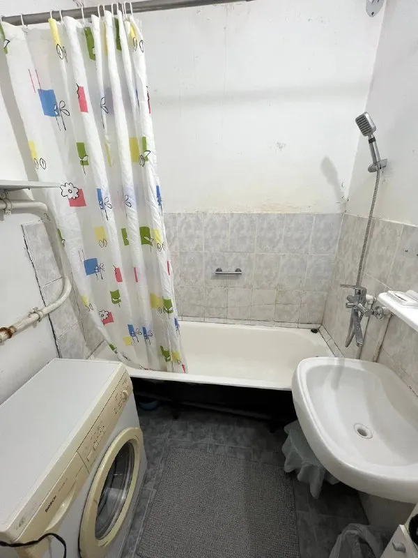 М. Речной вокзал комната ▫️м. Речной вокзал, фестивальная 30к2, 5 этаж сдаётся одна из 2-х комнат в 3-х комнатной квартире на длительный срок. Т. Е. Любая комната на выбор. Третья комната будет всегда пустой, для гостей, вещей, а также мы всегда в ней гладили вещи. Размеры комнат: жёлтая - 13 м² (преимущественно заселиться в неё): 4,2 х 3,1 метра, 2.8 - высота потолка зелёная - 12 кв. Метров: 3,95 х 3,05 метра, 2.8 - высота потолка очень просторная, светлая квартира в тихом районе со всей нужной инфраструктурой рядом. До метро на автобусе 10-15 мин. Можно конечно пешком, но это когда никуда не спешишь. В зелёной комнате есть балкон, но так как эта комната для гостей, то у нас там лежат вещи и сумки. Также в можем договориться и в зелёной комнате поставить ваш стол для работы и соответственно можно в ней работать. В доме есть общий балкон большой, где курят. Я сам живу в данной квартире 8-9 лет. Хозяин появляется раз в год и не беспокоит вообще. По бокам от квартиры никто не живёт, только соседи сверху есть и снизу. В жёлтой комнате кровать зеленая от прошлого хозяина, можно у него её купить либо же привезти свою и поставить. Скажу ещё, что если немного заморочиться, повесив красивые шторы и немного мебели, то выглядеть будет афигенно, как и моя комната. Цена: 30.000₽ + 2.500₽ счетчики и интернет (примерно) заехать можно уже сейчас контакты @by_one_cat ➡️предоплату/бронь/заморозку денег/автооплату до просмотра квартиры не вносить! Если по этому объявлению спрашивают какую либо оплату сообщите по контактам в описании канала. - фотография - 2