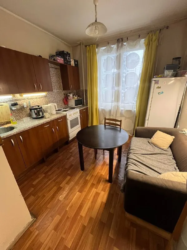 М. Речной вокзал комната ▫️м. Речной вокзал, фестивальная 30к2, 5 этаж сдаётся одна из 2-х комнат в 3-х комнатной квартире на длительный срок. Т. Е. Любая комната на выбор. Третья комната будет всегда пустой, для гостей, вещей, а также мы всегда в ней гладили вещи. Размеры комнат: жёлтая - 13 м² (преимущественно заселиться в неё): 4,2 х 3,1 метра, 2.8 - высота потолка зелёная - 12 кв. Метров: 3,95 х 3,05 метра, 2.8 - высота потолка очень просторная, светлая квартира в тихом районе со всей нужной инфраструктурой рядом. До метро на автобусе 10-15 мин. Можно конечно пешком, но это когда никуда не спешишь. В зелёной комнате есть балкон, но так как эта комната для гостей, то у нас там лежат вещи и сумки. Также в можем договориться и в зелёной комнате поставить ваш стол для работы и соответственно можно в ней работать. В доме есть общий балкон большой, где курят. Я сам живу в данной квартире 8-9 лет. Хозяин появляется раз в год и не беспокоит вообще. По бокам от квартиры никто не живёт, только соседи сверху есть и снизу. В жёлтой комнате кровать зеленая от прошлого хозяина, можно у него её купить либо же привезти свою и поставить. Скажу ещё, что если немного заморочиться, повесив красивые шторы и немного мебели, то выглядеть будет афигенно, как и моя комната. Цена: 30.000₽ + 2.500₽ счетчики и интернет (примерно) заехать можно уже сейчас контакты @by_one_cat ➡️предоплату/бронь/заморозку денег/автооплату до просмотра квартиры не вносить! Если по этому объявлению спрашивают какую либо оплату сообщите по контактам в описании канала. - фотография - 4