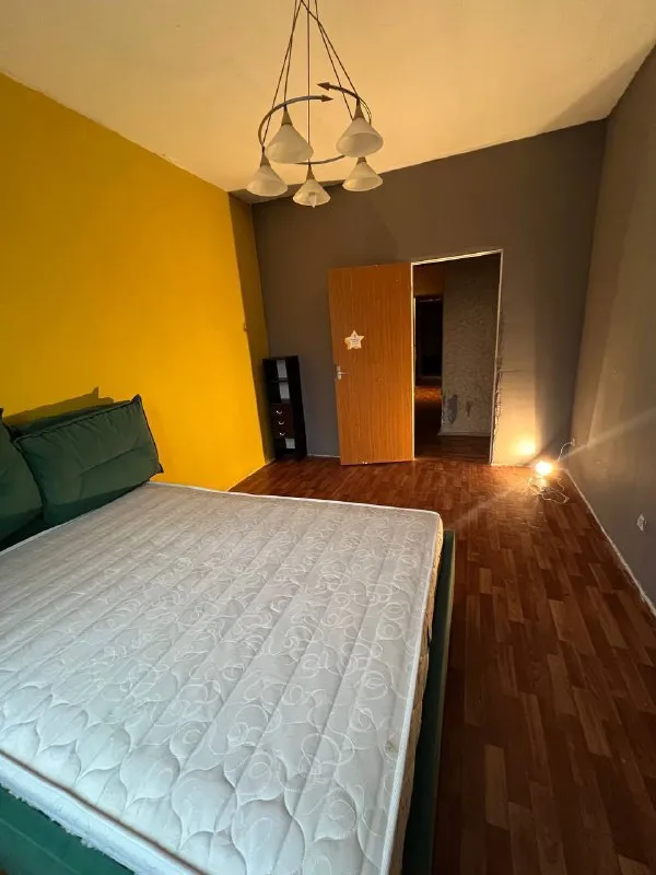 М. Речной вокзал комната ▫️м. Речной вокзал, фестивальная 30к2, 5 этаж сдаётся одна из 2-х комнат в 3-х комнатной квартире на длительный срок. Т. Е. Любая комната на выбор. Третья комната будет всегда пустой, для гостей, вещей, а также мы всегда в ней гладили вещи. Размеры комнат: жёлтая - 13 м² (преимущественно заселиться в неё): 4,2 х 3,1 метра, 2.8 - высота потолка зелёная - 12 кв. Метров: 3,95 х 3,05 метра, 2.8 - высота потолка очень просторная, светлая квартира в тихом районе со всей нужной инфраструктурой рядом. До метро на автобусе 10-15 мин. Можно конечно пешком, но это когда никуда не спешишь. В зелёной комнате есть балкон, но так как эта комната для гостей, то у нас там лежат вещи и сумки. Также в можем договориться и в зелёной комнате поставить ваш стол для работы и соответственно можно в ней работать. В доме есть общий балкон большой, где курят. Я сам живу в данной квартире 8-9 лет. Хозяин появляется раз в год и не беспокоит вообще. По бокам от квартиры никто не живёт, только соседи сверху есть и снизу. В жёлтой комнате кровать зеленая от прошлого хозяина, можно у него её купить либо же привезти свою и поставить. Скажу ещё, что если немного заморочиться, повесив красивые шторы и немного мебели, то выглядеть будет афигенно, как и моя комната. Цена: 30.000₽ + 2.500₽ счетчики и интернет (примерно) заехать можно уже сейчас контакты @by_one_cat ➡️предоплату/бронь/заморозку денег/автооплату до просмотра квартиры не вносить! Если по этому объявлению спрашивают какую либо оплату сообщите по контактам в описании канала. - фотография - 6