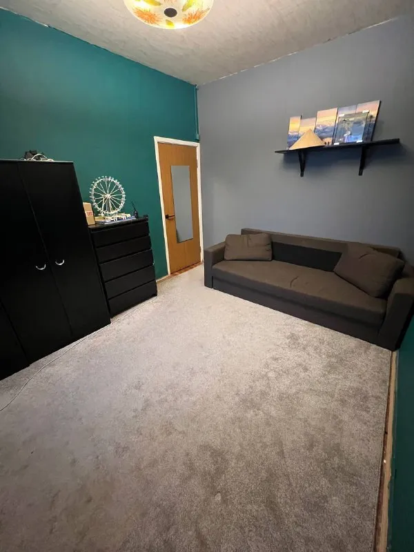 М. Речной вокзал комната ▫️м. Речной вокзал, фестивальная 30к2, 5 этаж сдаётся одна из 2-х комнат в 3-х комнатной квартире на длительный срок. Т. Е. Любая комната на выбор. Третья комната будет всегда пустой, для гостей, вещей, а также мы всегда в ней гладили вещи. Размеры комнат: жёлтая - 13 м² (преимущественно заселиться в неё): 4,2 х 3,1 метра, 2.8 - высота потолка зелёная - 12 кв. Метров: 3,95 х 3,05 метра, 2.8 - высота потолка очень просторная, светлая квартира в тихом районе со всей нужной инфраструктурой рядом. До метро на автобусе 10-15 мин. Можно конечно пешком, но это когда никуда не спешишь. В зелёной комнате есть балкон, но так как эта комната для гостей, то у нас там лежат вещи и сумки. Также в можем договориться и в зелёной комнате поставить ваш стол для работы и соответственно можно в ней работать. В доме есть общий балкон большой, где курят. Я сам живу в данной квартире 8-9 лет. Хозяин появляется раз в год и не беспокоит вообще. По бокам от квартиры никто не живёт, только соседи сверху есть и снизу. В жёлтой комнате кровать зеленая от прошлого хозяина, можно у него её купить либо же привезти свою и поставить. Скажу ещё, что если немного заморочиться, повесив красивые шторы и немного мебели, то выглядеть будет афигенно, как и моя комната. Цена: 30.000₽ + 2.500₽ счетчики и интернет (примерно) заехать можно уже сейчас контакты @by_one_cat ➡️предоплату/бронь/заморозку денег/автооплату до просмотра квартиры не вносить! Если по этому объявлению спрашивают какую либо оплату сообщите по контактам в описании канала. - фотография - 8