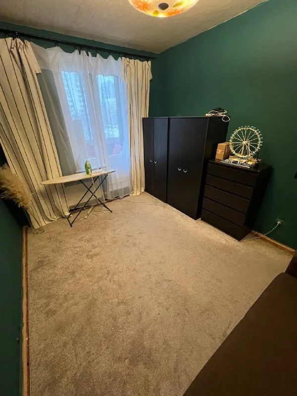 М. Речной вокзал комната ▫️м. Речной вокзал, фестивальная 30к2, 5 этаж сдаётся одна из 2-х комнат в 3-х комнатной квартире на длительный срок. Т. Е. Любая комната на выбор. Третья комната будет всегда пустой, для гостей, вещей, а также мы всегда в ней гладили вещи. Размеры комнат: жёлтая - 13 м² (преимущественно заселиться в неё): 4,2 х 3,1 метра, 2.8 - высота потолка зелёная - 12 кв. Метров: 3,95 х 3,05 метра, 2.8 - высота потолка очень просторная, светлая квартира в тихом районе со всей нужной инфраструктурой рядом. До метро на автобусе 10-15 мин. Можно конечно пешком, но это когда никуда не спешишь. В зелёной комнате есть балкон, но так как эта комната для гостей, то у нас там лежат вещи и сумки. Также в можем договориться и в зелёной комнате поставить ваш стол для работы и соответственно можно в ней работать. В доме есть общий балкон большой, где курят. Я сам живу в данной квартире 8-9 лет. Хозяин появляется раз в год и не беспокоит вообще. По бокам от квартиры никто не живёт, только соседи сверху есть и снизу. В жёлтой комнате кровать зеленая от прошлого хозяина, можно у него её купить либо же привезти свою и поставить. Скажу ещё, что если немного заморочиться, повесив красивые шторы и немного мебели, то выглядеть будет афигенно, как и моя комната. Цена: 30.000₽ + 2.500₽ счетчики и интернет (примерно) заехать можно уже сейчас контакты @by_one_cat ➡️предоплату/бронь/заморозку денег/автооплату до просмотра квартиры не вносить! Если по этому объявлению спрашивают какую либо оплату сообщите по контактам в описании канала. - фотография - 9