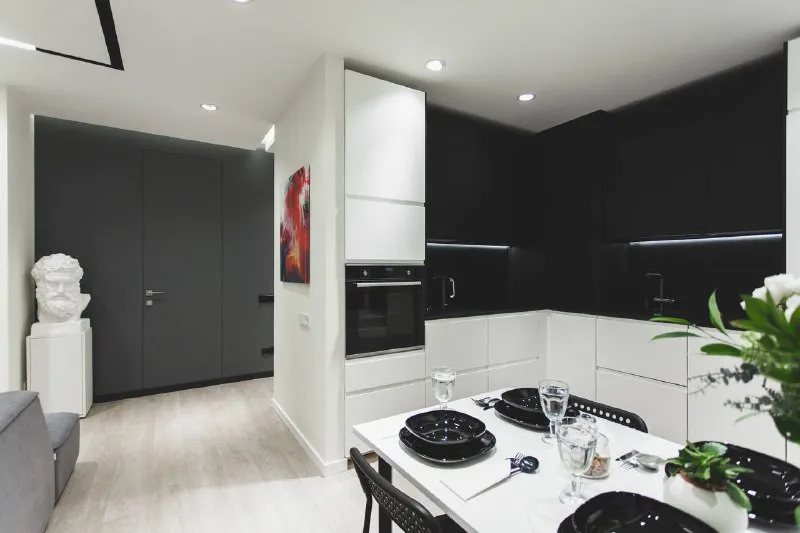 3-комн квартира, 56.4 м² м курьяново • 5 мин пешком • 14 этаж из 32 • ул донецкая 30 к2, на карте 110 000 ₽/мес, без комиссии большой гайд по аренде холодильник • стиральная машина • интернет • мебель • посудомойка • кондиционер • с животными • телевизор • лифт • с детьми • мусоропровод • консьерж район марьино чистота 3.85 транспорт 4.33 парки и скверы 4.67 собственник. Сдаётся стильная евро-трёшка 56 м² с дизайнерским ремонтом. Кухня-гостиная + 2 комнаты. Вся техника: холодильник, посудомойка, стиралка, духовой шкаф, кондиционер. Раздельный санузел, ванная с мрамором. Окна во двор, рядом парк с набережной, магазины у дома. Депозит 100%. Свет и вода отдельно. Клинер 1 раз в подарок. Заселение с 01.02.2026 © предоплату до просмотра просят только мошенники! Architect m, написать уровень доверия низкий ⚠️ выложить квартиру бесплатно - фотография - 6