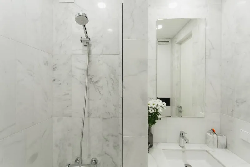 3-комн квартира, 56.4 м² м курьяново • 5 мин пешком • 14 этаж из 32 • ул донецкая 30 к2, на карте 110 000 ₽/мес, без комиссии большой гайд по аренде холодильник • стиральная машина • интернет • мебель • посудомойка • кондиционер • с животными • телевизор • лифт • с детьми • мусоропровод • консьерж район марьино чистота 3.85 транспорт 4.33 парки и скверы 4.67 собственник. Сдаётся стильная евро-трёшка 56 м² с дизайнерским ремонтом. Кухня-гостиная + 2 комнаты. Вся техника: холодильник, посудомойка, стиралка, духовой шкаф, кондиционер. Раздельный санузел, ванная с мрамором. Окна во двор, рядом парк с набережной, магазины у дома. Депозит 100%. Свет и вода отдельно. Клинер 1 раз в подарок. Заселение с 01.02.2026 © предоплату до просмотра просят только мошенники! Architect m, написать уровень доверия низкий ⚠️ выложить квартиру бесплатно - фотография - 7