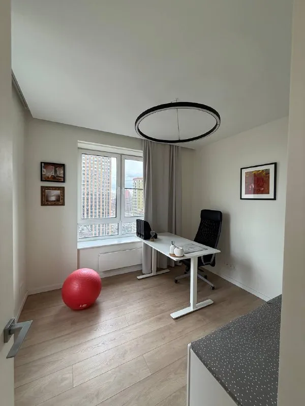 3-комн квартира, 56.4 м² м курьяново • 5 мин пешком • 14 этаж из 32 • ул донецкая 30 к2, на карте 110 000 ₽/мес, без комиссии большой гайд по аренде холодильник • стиральная машина • интернет • мебель • посудомойка • кондиционер • с животными • телевизор • лифт • с детьми • мусоропровод • консьерж район марьино чистота 3.85 транспорт 4.33 парки и скверы 4.67 собственник. Сдаётся стильная евро-трёшка 56 м² с дизайнерским ремонтом. Кухня-гостиная + 2 комнаты. Вся техника: холодильник, посудомойка, стиралка, духовой шкаф, кондиционер. Раздельный санузел, ванная с мрамором. Окна во двор, рядом парк с набережной, магазины у дома. Депозит 100%. Свет и вода отдельно. Клинер 1 раз в подарок. Заселение с 01.02.2026 © предоплату до просмотра просят только мошенники! Architect m, написать уровень доверия низкий ⚠️ выложить квартиру бесплатно - фотография - 9