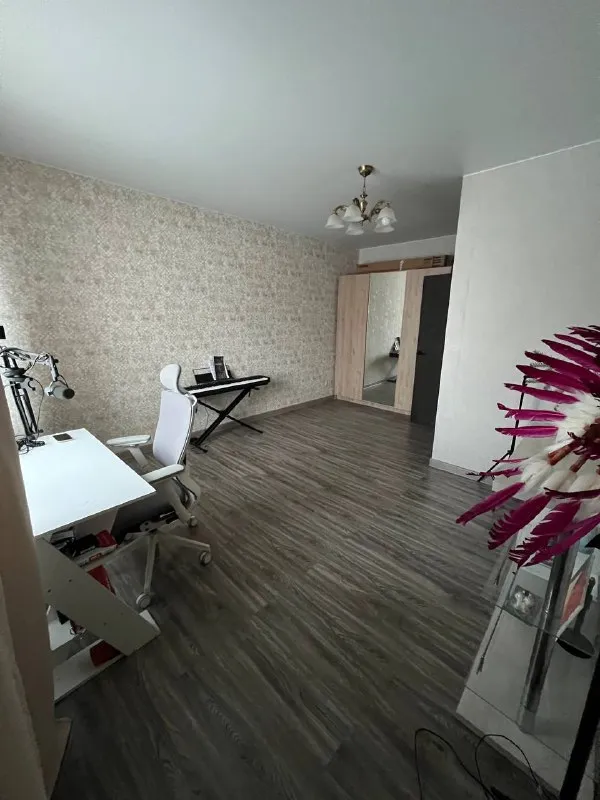 2-комн квартира, 75 м² м народное ополчение • 10 мин пешком • 2 этаж из 30 • ул народного ополчения 3, на карте 85 000 ₽/мес, без комиссии большой гайд по аренде мебель • посудомойка • кондиционер • холодильник • стиральная машина • интернет • мусоропровод • лифт • консьерж • с животными • с детьми • телевизор район хорошёво-мнёвники чистота 4.06 транспорт 4.47 парки и скверы 3.70 субаренда. Сдается квартира на 2 месяца 5.02-5.04. Окна выходят и в сторону двора и в сторону дороги. Есть гардеробная. Останутся кровать, матрас, шкафы, столы, стулья, кофемашина. Продуктовый магазин в самом доме, также рядом вкусвилл, перекресток, пятерочка, азбука вкуса. Коммуналка входит в стоимость. Залог (возвратный) - 60000 александра, написать уровень доверия средний 🆗 выложить квартиру бесплатно - фотография - 2