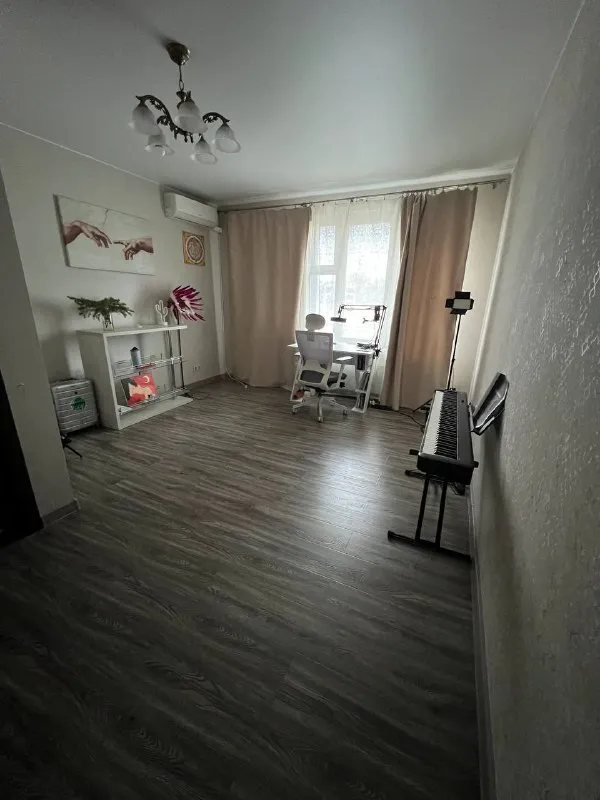 2-комн квартира, 75 м² м народное ополчение • 10 мин пешком • 2 этаж из 30 • ул народного ополчения 3, на карте 85 000 ₽/мес, без комиссии большой гайд по аренде мебель • посудомойка • кондиционер • холодильник • стиральная машина • интернет • мусоропровод • лифт • консьерж • с животными • с детьми • телевизор район хорошёво-мнёвники чистота 4.06 транспорт 4.47 парки и скверы 3.70 субаренда. Сдается квартира на 2 месяца 5.02-5.04. Окна выходят и в сторону двора и в сторону дороги. Есть гардеробная. Останутся кровать, матрас, шкафы, столы, стулья, кофемашина. Продуктовый магазин в самом доме, также рядом вкусвилл, перекресток, пятерочка, азбука вкуса. Коммуналка входит в стоимость. Залог (возвратный) - 60000 александра, написать уровень доверия средний 🆗 выложить квартиру бесплатно - фотография - 3