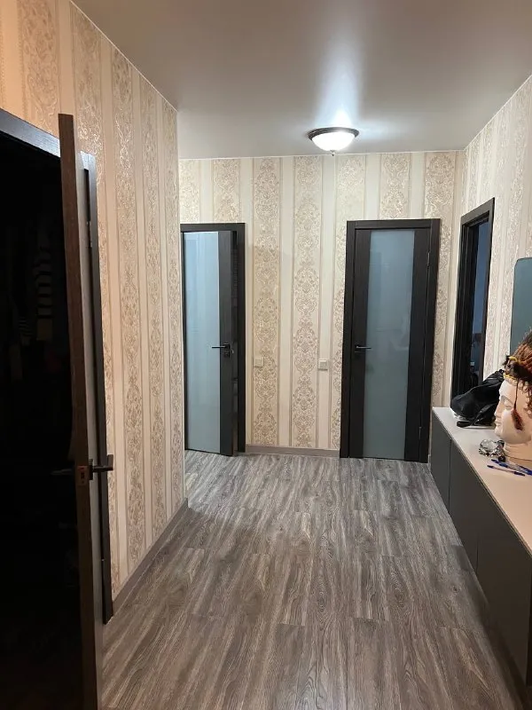 2-комн квартира, 75 м² м народное ополчение • 10 мин пешком • 2 этаж из 30 • ул народного ополчения 3, на карте 85 000 ₽/мес, без комиссии большой гайд по аренде мебель • посудомойка • кондиционер • холодильник • стиральная машина • интернет • мусоропровод • лифт • консьерж • с животными • с детьми • телевизор район хорошёво-мнёвники чистота 4.06 транспорт 4.47 парки и скверы 3.70 субаренда. Сдается квартира на 2 месяца 5.02-5.04. Окна выходят и в сторону двора и в сторону дороги. Есть гардеробная. Останутся кровать, матрас, шкафы, столы, стулья, кофемашина. Продуктовый магазин в самом доме, также рядом вкусвилл, перекресток, пятерочка, азбука вкуса. Коммуналка входит в стоимость. Залог (возвратный) - 60000 александра, написать уровень доверия средний 🆗 выложить квартиру бесплатно - фотография - 5