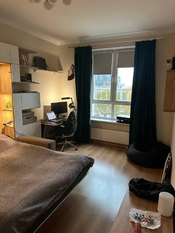 1-комн квартира, 40.5 м² м ботанический сад • 2 мин пешком • 3 этаж из 18 • проезд лазоревый 5 к3, на карте 89 000 ₽/мес, без комиссии большой гайд по аренде стиральная машина • интернет • мебель • холодильник • посудомойка • кондиционер • телевизор • лифт • с животными • с детьми • мусоропровод • консьерж район свиблово чистота 4.63 транспорт 4.26 парки и скверы 4.84 субаренда. Пересдаю на среднесрок 7.0115.03, заезд от 1 мес (лучше весь срок). Балкон с креслом, вид на двор жк и павильоны вднх. 1 мин: ozon/wb, перекрёсток, вкусвилл. Техника: tv 55 smart, алиса, доп. Монитор, сушка одежды, гриль, комбайн, отпариватель. Толстые стены соседей не слышно. Охрана+камеры, безопасно оставлять вещи. Ку 5000 фикс, залог 60000. © предоплату до просмотра просят только мошенники! Владислав, написать уровень доверия низкий ⚠️ выложить квартиру бесплатно - фотография - 2