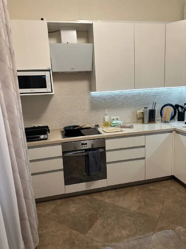 1-комн квартира, 40.5 м² м ботанический сад • 2 мин пешком • 3 этаж из 18 • проезд лазоревый 5 к3, на карте 89 000 ₽/мес, без комиссии большой гайд по аренде стиральная машина • интернет • мебель • холодильник • посудомойка • кондиционер • телевизор • лифт • с животными • с детьми • мусоропровод • консьерж район свиблово чистота 4.63 транспорт 4.26 парки и скверы 4.84 субаренда. Пересдаю на среднесрок 7.0115.03, заезд от 1 мес (лучше весь срок). Балкон с креслом, вид на двор жк и павильоны вднх. 1 мин: ozon/wb, перекрёсток, вкусвилл. Техника: tv 55 smart, алиса, доп. Монитор, сушка одежды, гриль, комбайн, отпариватель. Толстые стены соседей не слышно. Охрана+камеры, безопасно оставлять вещи. Ку 5000 фикс, залог 60000. © предоплату до просмотра просят только мошенники! Владислав, написать уровень доверия низкий ⚠️ выложить квартиру бесплатно - фотография - 3