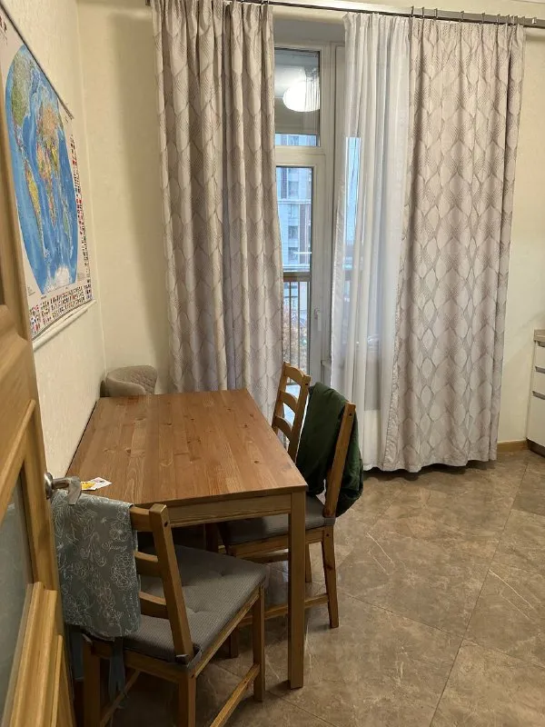 1-комн квартира, 40.5 м² м ботанический сад • 2 мин пешком • 3 этаж из 18 • проезд лазоревый 5 к3, на карте 89 000 ₽/мес, без комиссии большой гайд по аренде стиральная машина • интернет • мебель • холодильник • посудомойка • кондиционер • телевизор • лифт • с животными • с детьми • мусоропровод • консьерж район свиблово чистота 4.63 транспорт 4.26 парки и скверы 4.84 субаренда. Пересдаю на среднесрок 7.0115.03, заезд от 1 мес (лучше весь срок). Балкон с креслом, вид на двор жк и павильоны вднх. 1 мин: ozon/wb, перекрёсток, вкусвилл. Техника: tv 55 smart, алиса, доп. Монитор, сушка одежды, гриль, комбайн, отпариватель. Толстые стены соседей не слышно. Охрана+камеры, безопасно оставлять вещи. Ку 5000 фикс, залог 60000. © предоплату до просмотра просят только мошенники! Владислав, написать уровень доверия низкий ⚠️ выложить квартиру бесплатно - фотография - 4